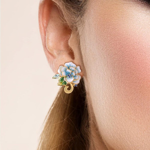 Boucles d'oreilles fleur de freesia pour femmes, bijoux élégants à motifs floraux peints - Product Image 5