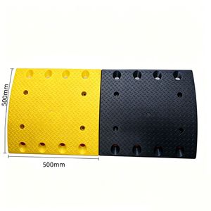 Yuyeu 500x500x45mm Pente de ralentissement en HDPE Jaune/Noir 10-15 mph Installation fixe Avertissement de sécurité routière - Product Image 1