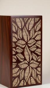 Urna Funeraria de Madera Hecha a Mano Estilo Americano, Personalizada OEM, con Diseño Artístico de Hojas en Resina, para Cenizas Humanas - Product Image 5