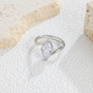 Anillo de Diamante con Corte Marquesa - Oro y Plata de Dos Tonos, Diseño de Lujo Ligero, Accesorio Elegante y Brillante para Uso Diario - Product Image 3