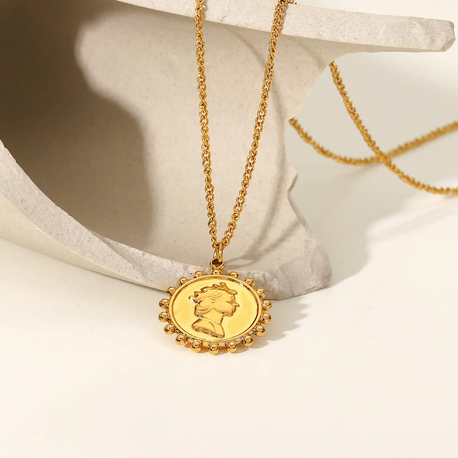 Custom Retro 18k Gold Titanium Stainless Steel Queen Elizabeth Head 3D Embossed Round Pendant Necklace Jewelry