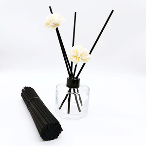 Bastone in fibra nera da 3mm 4mm <span class=keywords><strong>con</strong></span> bastoncino di fiori in canna <span class=keywords><strong>con</strong></span> <span class=keywords><strong>diffusore</strong></span> di olio essenziale di fiori in legno Sola - Product Image 4