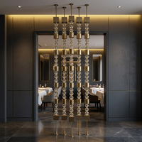 Panneau de séparation opaque découpé au laser en acier inoxydable durable et moderne avec colonne suspendue en cristal pour intérieur de luxe