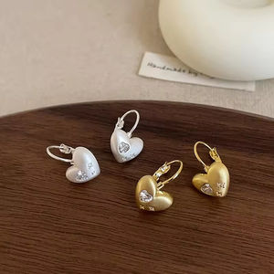 Elegante Pendiente de Oreja con Incrustaciones de Diamantes de Imitación en Forma de Corazón para Mujer, Exquisito Pendiente Colgante, Joyería de Temperamento - Product Image 1