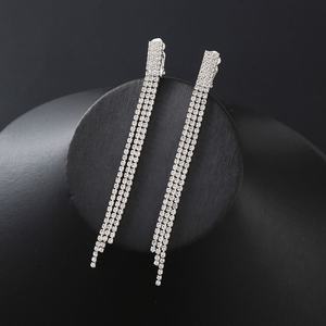 Pendientes Largos de Aleación de Cobre Negro Clásico con Forma de Flor y Circonita Plateada con Borlas Largas para Accesorios de Vestido de Novia para Mujer - Product Image 3