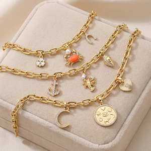 Bracelet <span class=keywords><strong>à</strong></span> breloques plaqué or tendance EDGE avec breloques émaillées en forme de <span class=keywords><strong>crabe</strong></span> orange, fleur et <span class=keywords><strong>fer</strong></span> <span class=keywords><strong>à</strong></span> <span class=keywords><strong>cheval</strong></span> – Bijoux tendance pour femme - Product Image 4