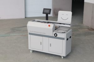 Máquina de encuadernación de pegamento caliente de un solo rodillo para libros Fuente de energía eléctrica con pantalla táctil grande - Product Image 3