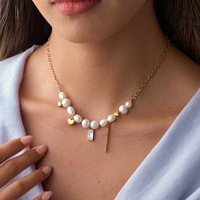 Collier élégant en acier inoxydable plaqué or 18 carats avec pendentif cœur et perle baroque d'eau douce ornée de cristaux baguette, idéal pour le quotidien