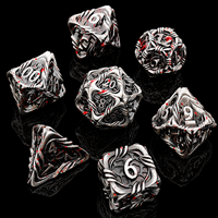 Ensemble de dés de jeu de rôle en métal argenté taché de sang, motif grimpant, 1 pièce, couleur personnalisée, écologique, fait main, à bords tranchants, polyédrique, pour jeux de table