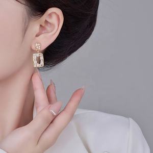 Pendientes de Aguja de Plata con Incrustaciones de Microperlas Doradas de Estilo Palacio Retro de Alta Gama para Mujer, Nuevos y Modernos - Product Image 4