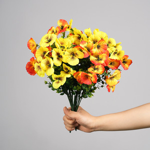 Bouquet de fleurs artificielles de primulas jaunes, oranges et rouges en PVC pour décoration de bureau et aménagement paysager extérieur - Product Image 1