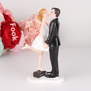 Figurines de gâteau de mariage en résine pour mariée et marié Ornement de Noël écologique pour la décoration de gâteau Motif de sculpture en stock - Product Image 3