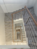 Poteau de garde-corps vertical en acier inoxydable, système de main courante en tube carré pour balcon et escalier