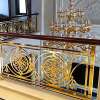 Balustrade d'escalier en métal sculpté sur mesure par CNC avec garniture dorée, motif ajouré, rampe d'escalier intérieure avec main courante en bois massif