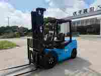 Chariot élévateur électrique CPD30 3 tonnes à batterie lithium, capacité 500 kg, avec mât triplex 3 sections de 5,5 m à levage libre