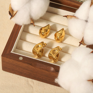 Pendientes geométricos de acero inoxidable con baño de oro de 18 quilates para mujer, para uso diario - Product Image 2