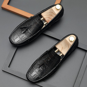Mocassins plats confortables pour hommes en cuir de veau italien, chaussures habillées d'automne avec pompons - Product Image 5