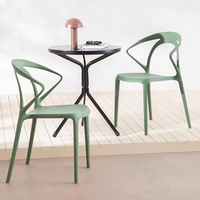 Chaise de salle à manger en plastique empilable moderne de conception brevetée avec dossier perforé noir et blanc en pp à vendre