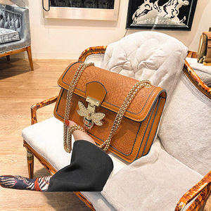 Borsa a forma di ape a catena di design di lusso 2025, famosa alla moda, con cerniera leggera e resistente impermeabile - Product Image 2