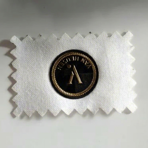 Étiquette métallique personnalisée pour vêtements, sacs et sacs à main, avec logo gravé ou en relief - Product Image 1