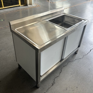 VICTORY KITCHEN Meuble de cuisine établi en acier inoxydable Armoire de cuisine en inox avec évier à cuve unique pour les hôpitaux - Product Image 1