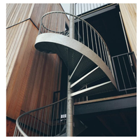 Escaliers extérieurs avec poutres en acier inoxydable, marches en bois d'Ipé massif, garde-corps en verre, finition marine, escaliers pour villas côtières