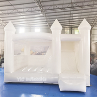 Château gonflable commercial blanc avec toboggan et piscine à balles pour location événementielle