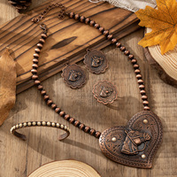 Ensemble de quatre pièces vintage occidental avec tête de cheval et cœur, collier, boucles d'oreilles, bague, bracelet, bijoux en cuivre vieilli