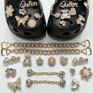 Set da 15 Pezzi di Accessori Decorativi per Zoccoli: Fibbie e Catene per <span class=keywords><strong>Scarpe</strong></span>, Gioielli a Farfalla, Fiori e Ciondoli <span class=keywords><strong>con</strong></span> Catena - Product Image 1