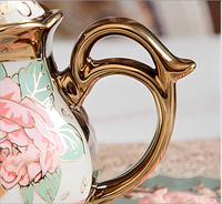 Ensemble de tasses à café et de soucoupes en céramique de luxe de petite taille européenne avec bordure dorée, ensemble de thé de l'après-midi pour la maison avec porte-tasses