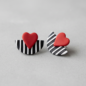 Boucles d'oreilles en forme de cœur rouge pour femmes, bijoux géométriques en acrylique rayé noir et blanc - Product Image 4