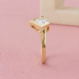 Anillo Solitario Moderno con Diamante de Corte Geométrico en Forma de Cometa y Bisel de Oro Sólido, con Banda de Diseño Minimalista - Product Image 3