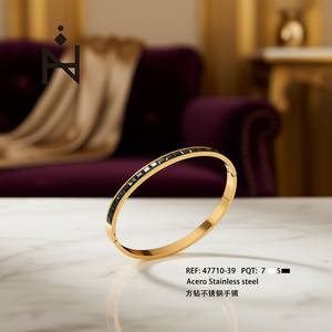 Bracciale in Acciaio Inossidabile con Diamante Quadrato Placcato Oro Minimalista Unisex per Uso Quotidiano - Product Image 2