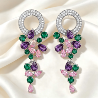 Anting-anting wanita tren terbaru 2026, model bunga besar warna hijau, aksen zircon, bahan kuningan, aksesori pernikahan.