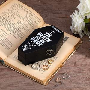 Boîte en <span class=keywords><strong>bois</strong></span> en gros, boîte de support d'anneau de cercueil, décor de cercueil de mariage gothique noir à vendre avec couvercle - Product Image 2