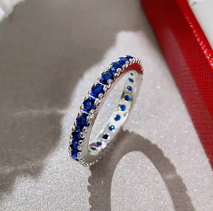 Anello da Donna con Design a Quattro Punte di Forma Rotonda, Stile Geometrico - Product Image 1