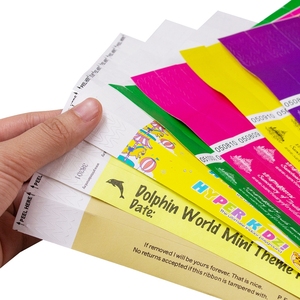 สายรัดข้อมือไวนิลพิมพ์โลโก้ตามสั่ง กันน้ำ พิมพ์ออฟเซ็ต CMYK บนกระดาษสังเคราะห์ พร้อมรหัสประจำตัว ปรับแต่งได้ตามต้องการ สำหรับโปรโมชั่น - Product Image 4