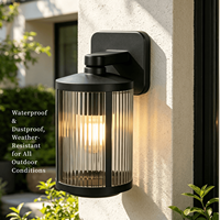 Applique murale extérieure moderne IP54 étanche E27 en aluminium moulé sous pression pour jardin et porche avec diffuseur PC côtelé