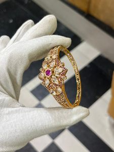 กำไลข้อมืออินเดียแบบคุณดัน โพลกี ชุบทอง ลายดอกไม้ ดีไซน์ดั้งเดิมสำหรับเจ้าสาว งานแต่งงาน เครื่องประดับเลียนแบบสำหรับผู้หญิง แฟชั่นทันสมัย ทำจากโลหะผสม - Product Image 5