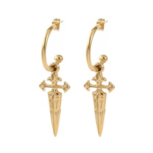 Joyería Minimalista, Pendientes de Aro con Corazón Retorcido y Perla, Chapados en Oro de 18k, Pendientes de Espada para Mujer - Product Image 1