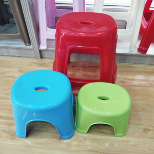 เก้าอี้อาบน้ำพลาสติก 29x23x24 ซม. เบาะนั่งอาบน้ำแบบพกพาสำหรับเด็กและผู้ใหญ่ใช้ในโรงแรมผสมสีแบบสุ่ม - Product Image 1