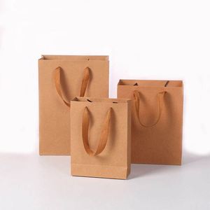 Bolsa de Papel Kraft Marrón con Asas Anchas, Personalizable, Ecológica, Hecha con Materiales Reciclados - Product Image 4