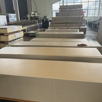 Panneaux muraux composites SPC imperméables, insonorisés, décoratifs en bois gaufré pour usage domestique et espaces commerciaux