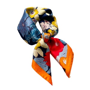 Kadınlar İçin Çok Renkli Çiçek Desenli Soyut Kare İpek Eşarp 70cm Canlı Saç Eşarbı - Product Image 1