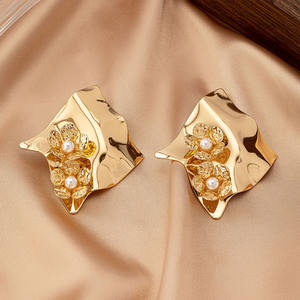 Pendientes de mujer de flor de perla tridimensional con pliegues de Metal geométricos irregulares a la moda - Product Image 2