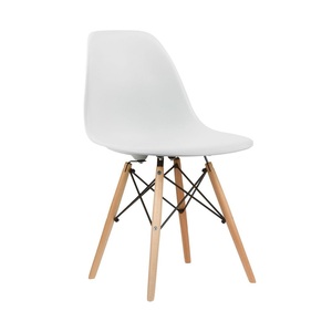 Le plastique coloré ames chaise et hauteville chaise de contreplaqué à vendre - Product Image 1