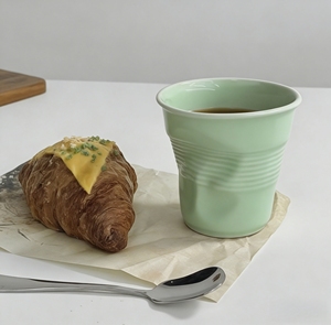 Tasse à café en céramique de porcelaine créative en gros avec anse, réutilisable, design froissé irrégulier, pour thé, eau, lait, cadeaux - Product Image 1