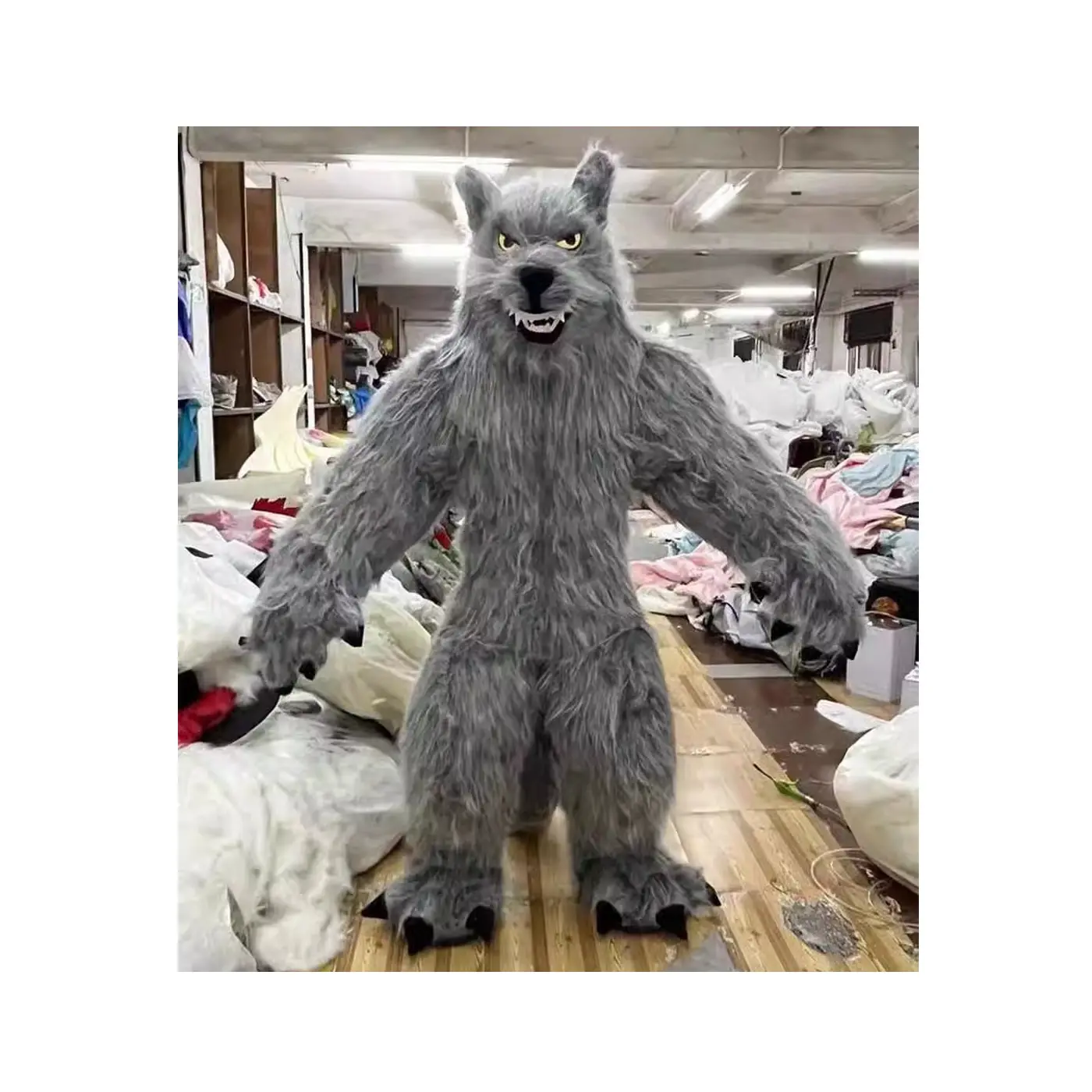 Manufacturer Customized Realistic Inflatable Walking Wolf Mascot 2.2m White Grey Arctic Wolf Inflatable Animals Costume For Sale