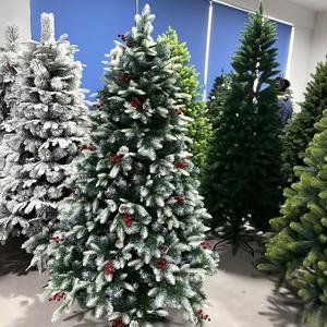 Sapin de Noël artificiel classique en PVC avec pointes givrées blanches et fruits rouges - Product Image 1
