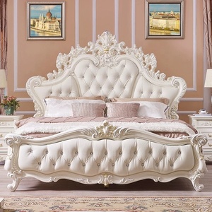 <span class=keywords><strong>Letto</strong></span> matrimoniale imbottito con <span class=keywords><strong>testiera</strong></span> trapuntata a rombi e bottoni in cristallo, struttura intagliata, colore avorio, stile europeo per camera da <span class=keywords><strong>letto</strong></span> - Product Image 1